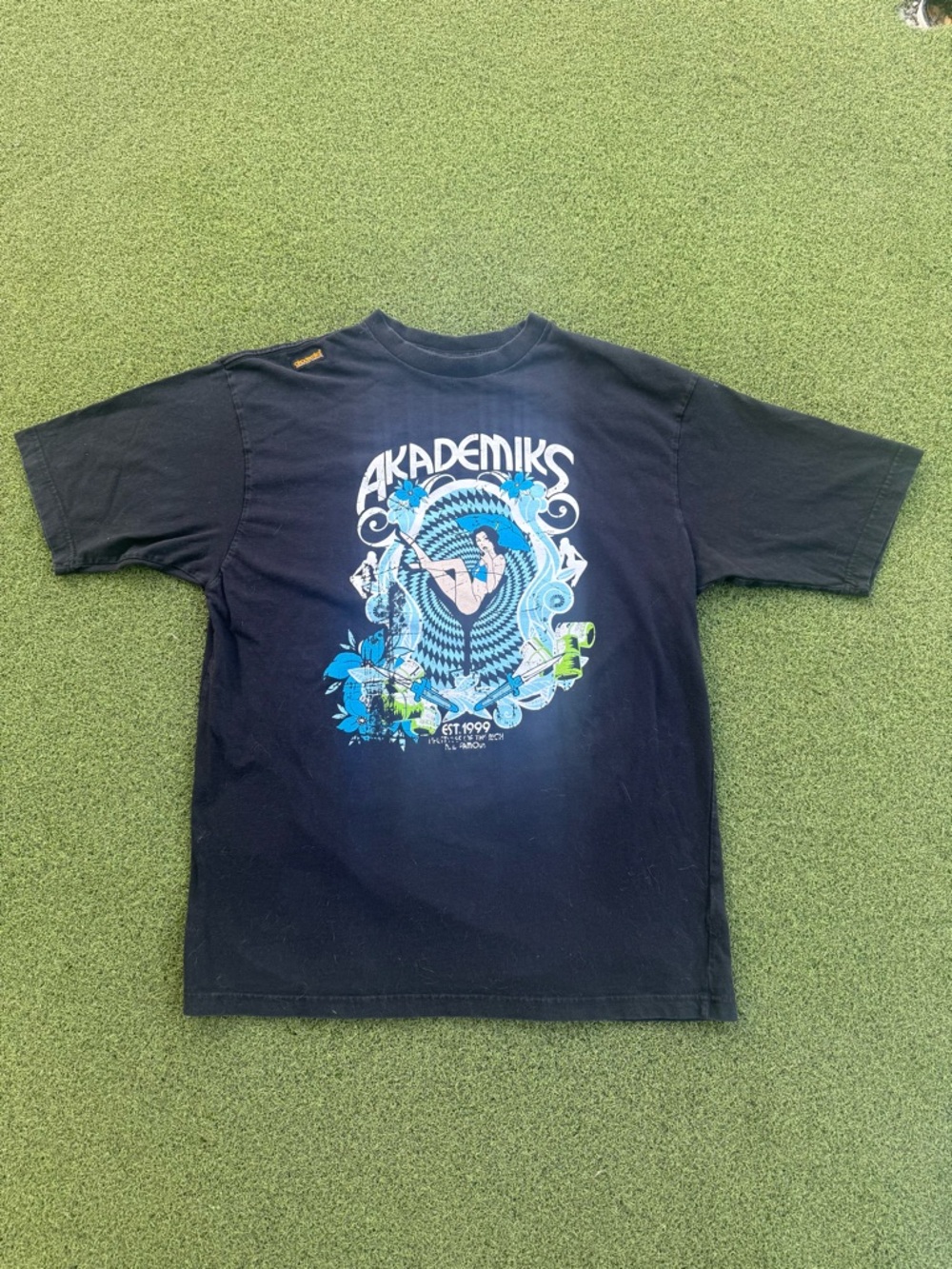 RARE VINTAGE 2000s SKATER TRENDY AKADEMICS FADED SLIGHTLY USED GRAPHIC TEE